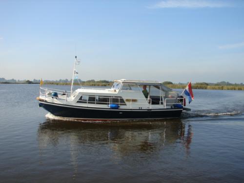 Motor yacht Doerak 850 OK for hire in Drachten