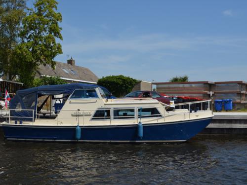 Motor yacht Doerak 850 OK for hire in Marina de Drait