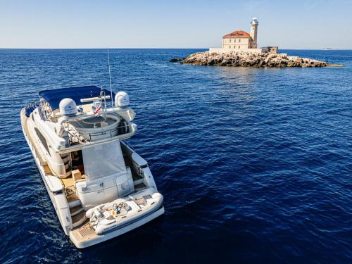 Motorboat Dominator 62 S for hire in Marina Frapa