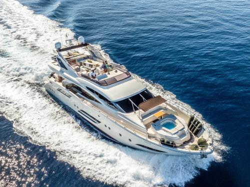 Motorboat Dominator 780 for charter in Sukosan Bibinje