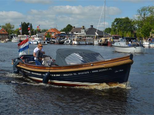 Motorboot Drachtster Kampeer Sloep Yachtcharter in Drachten