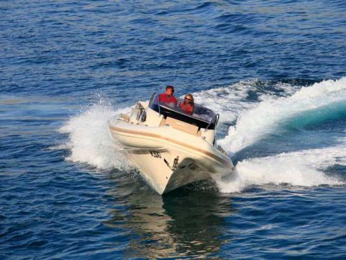 Motorboot e-motion 32 Yachtcharter in Marina Kremik