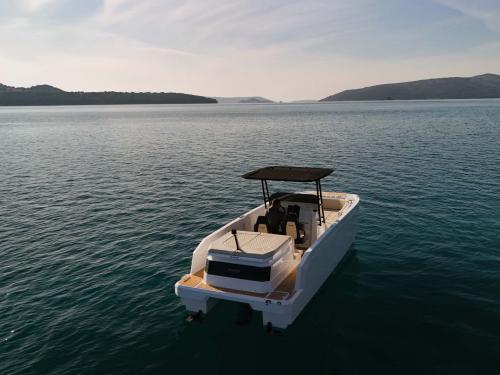 Motorboat E23 for hire in Seget