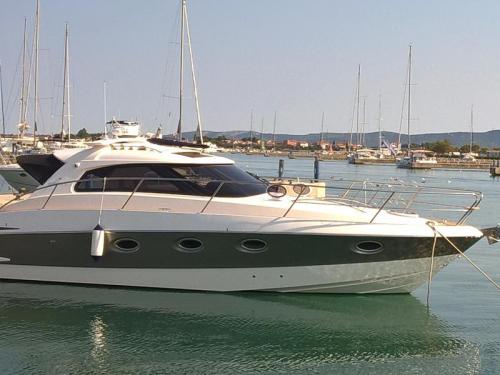 Motorboot Elan Power 35 Yachtcharter in Marina Pirovac