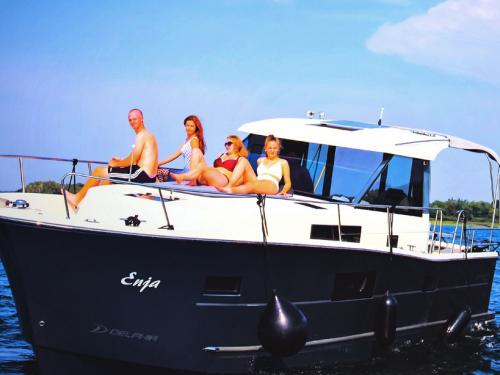 Motoryacht Escape 1080 Yachtcharter in Rechlin Motoryacht Escape 1080 Yachtcharter in Rechlin