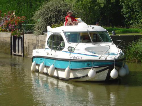 Hausboot Estivale Duo Yachtcharter in Marina Bellegarde