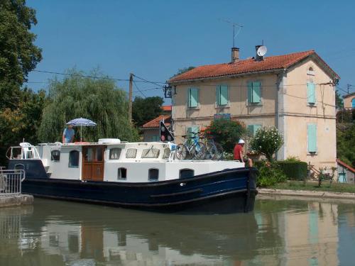 Houseboat EuroClassic 139 available for charter in Tannay