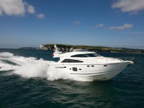 Motoryacht Fairline Squadron 55 Yachtcharter in Marina Mallorca Nautica