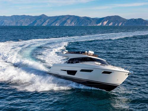 Motorboot Ferretti 500 Yachtcharter in Sukosan Bibinje