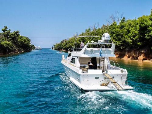 Motor yacht Ferretti 52.8 for rent in Tourlos Marina