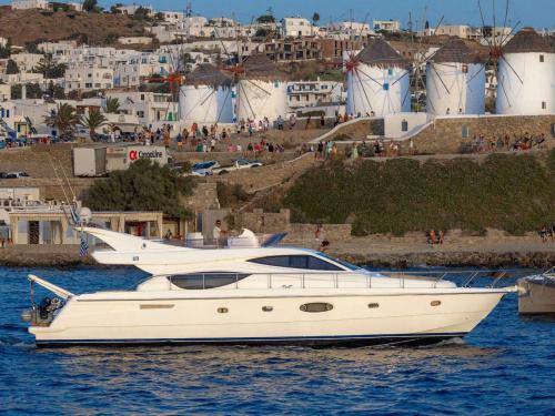 Motorboat Ferretti 550 for rent in Lavrio