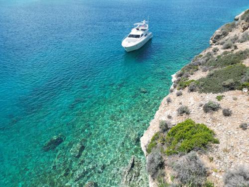 Motor yacht Ferretti 57 available for charter in Athens