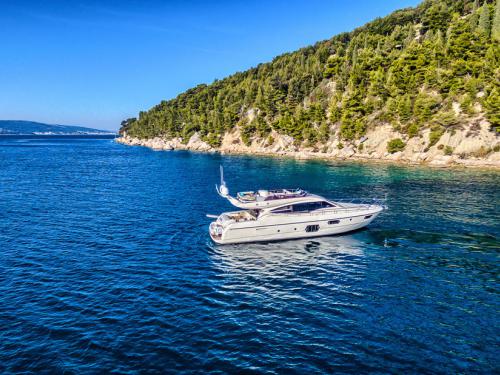 Motoryacht Ferretti 620 chartern in Split