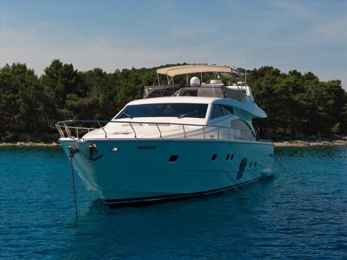 Motorboat Ferretti 681 for charter in Zadar