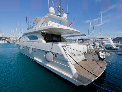 Motorboat Ferretti 70 for charter in San Vincenzo
