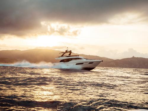 Yacht Ferretti 700 chartern in Castellammare di Stabia