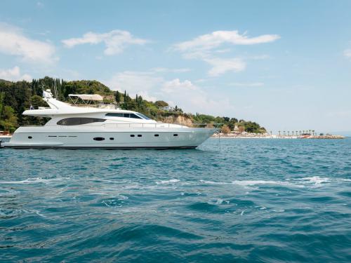 Motorboot Ferretti 730 Yachtcharter in Split