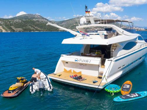Ferretti 760 Luxus Yachtcharter in Seget (Kroatien) Ferretti 760 Luxus Yachtcharter in Seget (Kroatien)