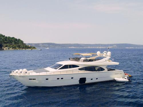 Motoryacht Ferretti 780 chartern in Split