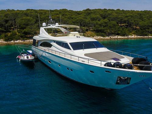 Motor yacht Ferretti 880 for rent in Seget