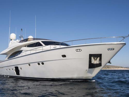 Motoryacht Ferretti 881 chartern in Flisvos Marina