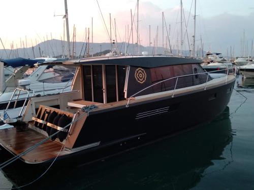 Motorboat Fjord 40 Cruiser available for charter in Gouvia