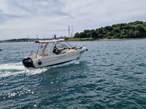 Motoryacht Flamme 22 chartern in Pula