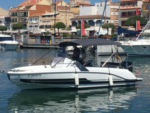Motorboat Flyer 6.6 Spacedeck available for charter in Barcelona
