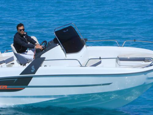 Motorboat Flyer 650 Sun Deck for rent in Saint Cyprien
