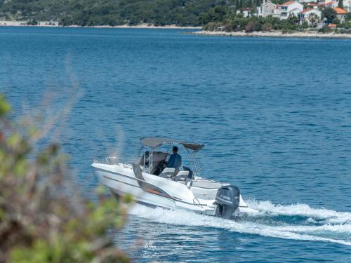 Motorboat Flyer 7.7 SUNdeck for charter in Trogir
