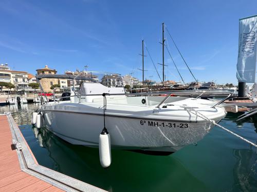 Motorboat Flyer 8 for hire in Tarragona