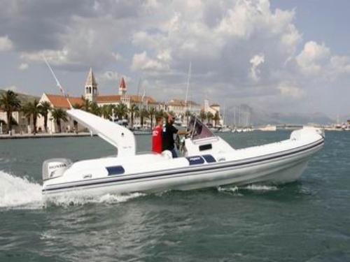 Motorboat Flyer 828 for charter in Trogir