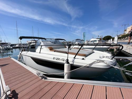 Motorboat Flyer 8 Sun Deck for rent in Barcelona