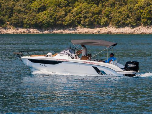 Motor yacht Flyer 8 Sun Deck for hire in Pula