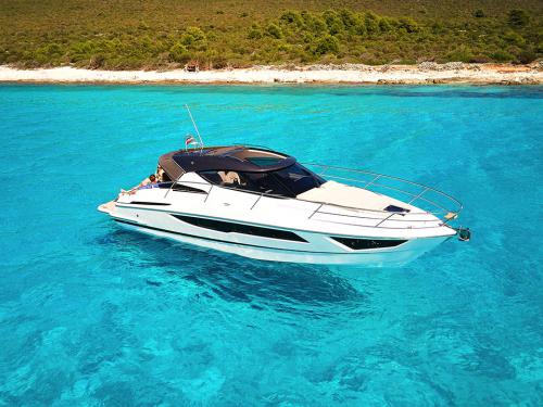 Motorboat Focus Power 36 for hire in Trogir