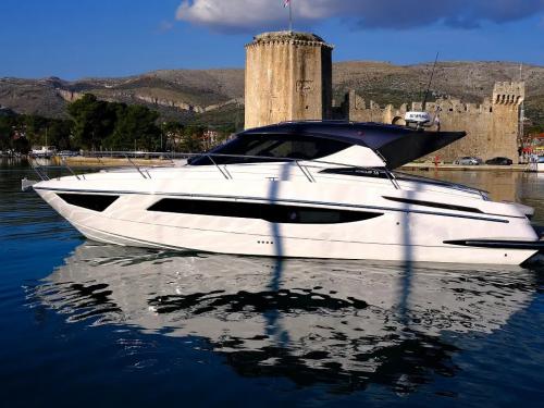 Motorboot Focus Power 36 chartern in Trogir