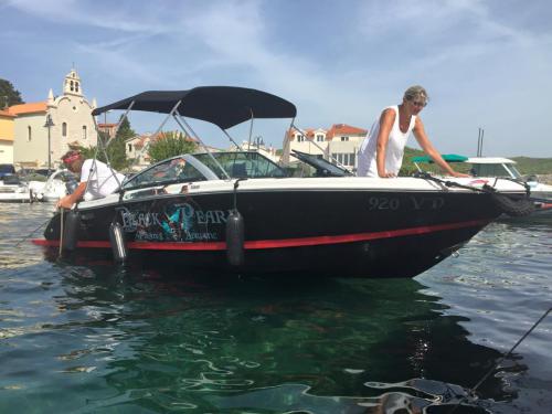 Motorboat Four Winns H210 for hire in Tribunj