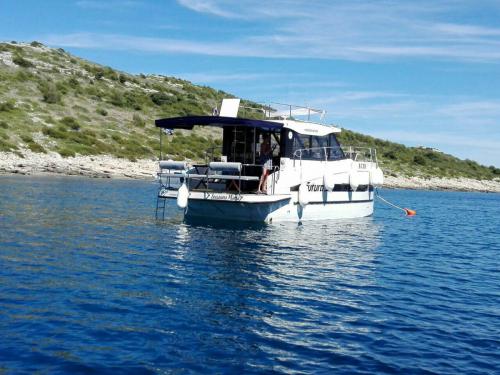 Motoryacht Futura 36 chartern in Kukljica