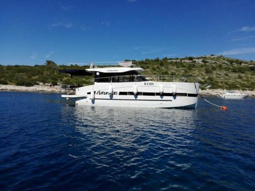 Motoryacht Futura 36 chartern in Kukljica