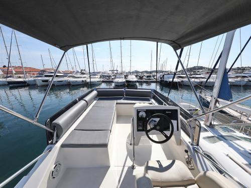 Motor yacht Futura 40 Grand Horizon for rent in Tribunj
