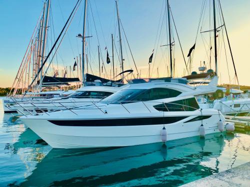 Yacht Galeon 420 Fly for rent in Sibenik
