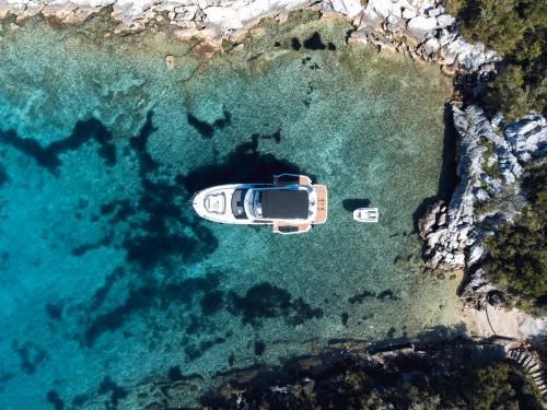 Motorboat Galeon 440 Fly for hire in Seget Motorboat Galeon 440 Fly for hire in Seget