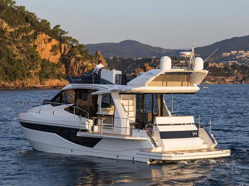 Motorboot Galeon 460 Fly Yachtcharter in Sibenik