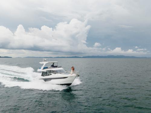Motorboat Galeon 500 Fly for charter in Phuket City