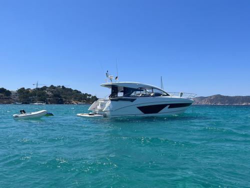 Motorboot Gran Turismo 45 Yachtcharter in Marina Mallorca Nautica