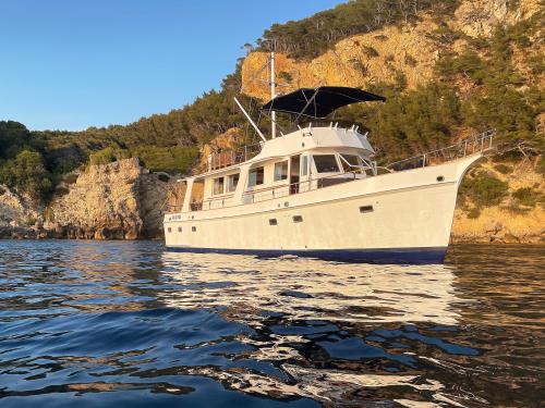 Yacht Grand Banks 50 for rent in Vieux Port