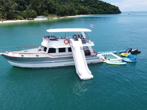Yacht Grand Banks 53 Yachtcharter in Yachthafen Marina Phuket