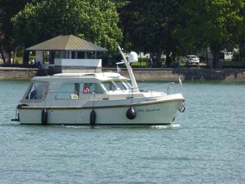 Motor yacht Grand Sturdy 25.9 Sedan available for charter in Kressbronn