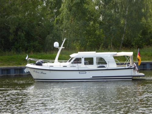 Motorboat Grand Sturdy 29.9 Sedan for charter in Zehdenick