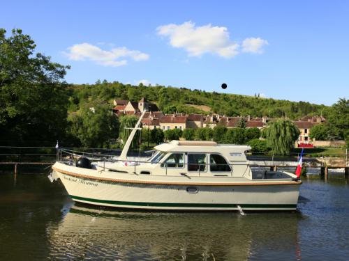 Yacht Grand Sturdy 29.9 Sedan for charter in Capestang Marina